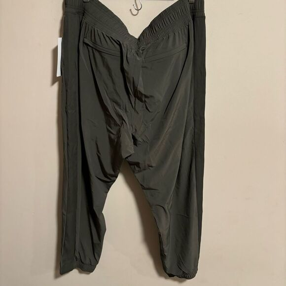 NWT Athleta Brooklyn Ankle Pant/Jogger Featherweight Fabric Olive Green- Size 18 - Picture 8 of 10